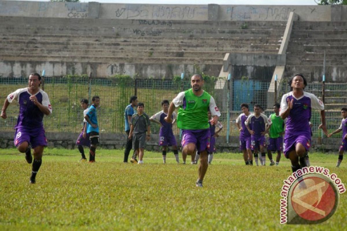 Persita menang 2-0 di kandang Persitema