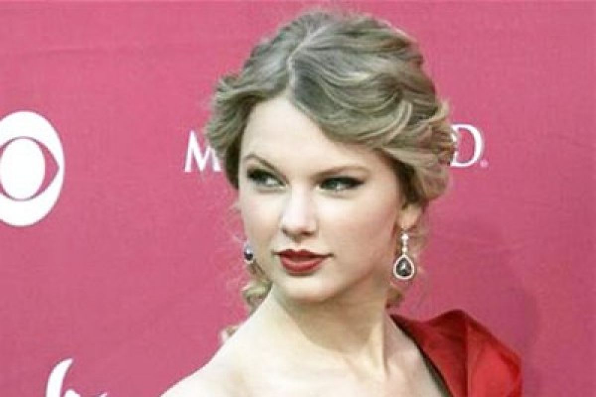 Taylor Swift kembali terima penghargaan country