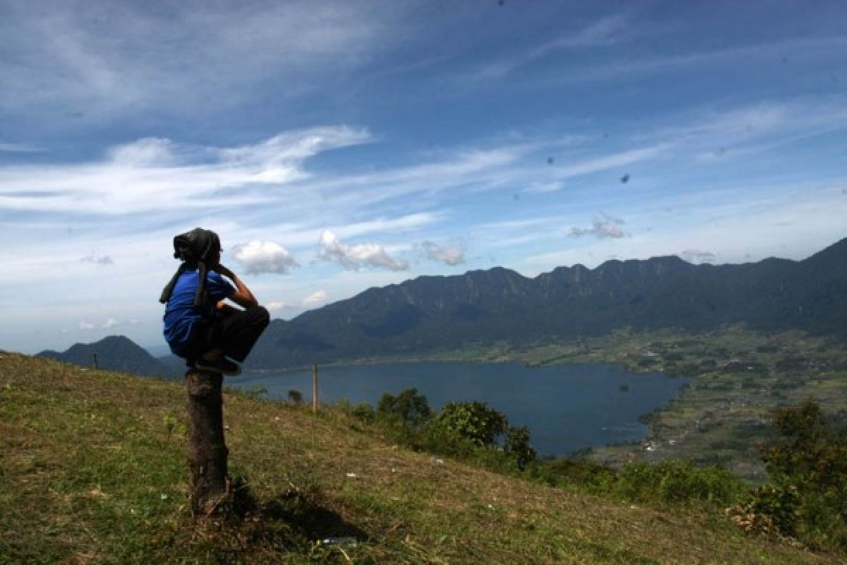 Ribuan Warga Gotong Royong Bersihkan Danau Maninjau