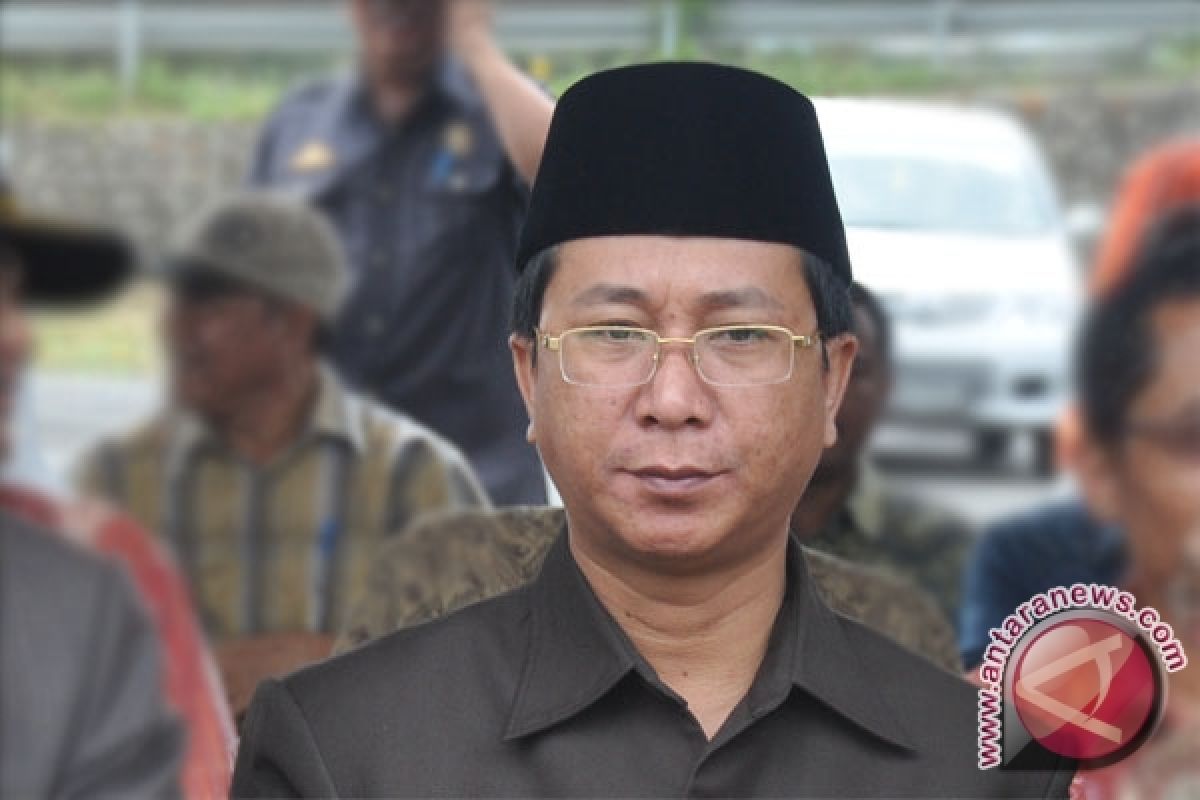  Plt Gubernur jemput surat pemberhentian Agusrin 