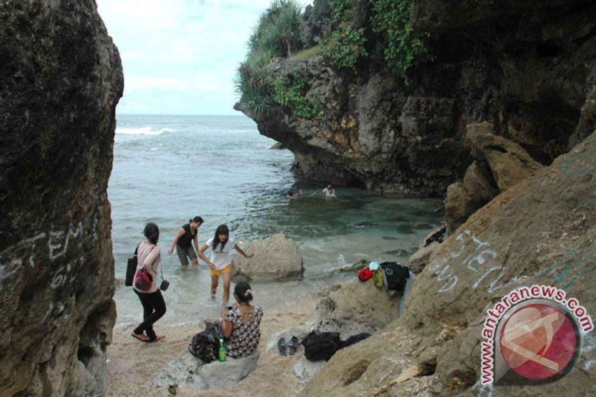 Seorang wisatawan hilang terseret ombak Pantai Sundak