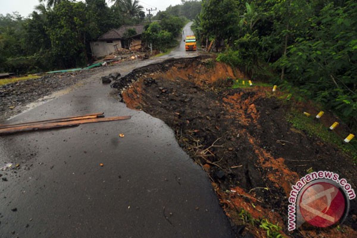 19 KK di Desa Gunungwangun mengungsi akibat terancam longsor