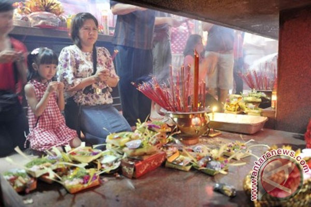 Warga Tionghoa pasang penjor jelang Imlek