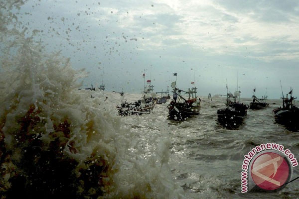 Gelombang perairan utara Jawa Tengah diprakirakan capai empat  meter