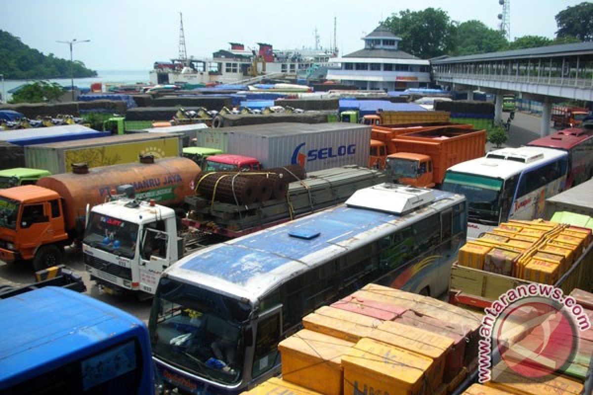 Kendaraan di dermaga IV Pelabuhan Merak padat