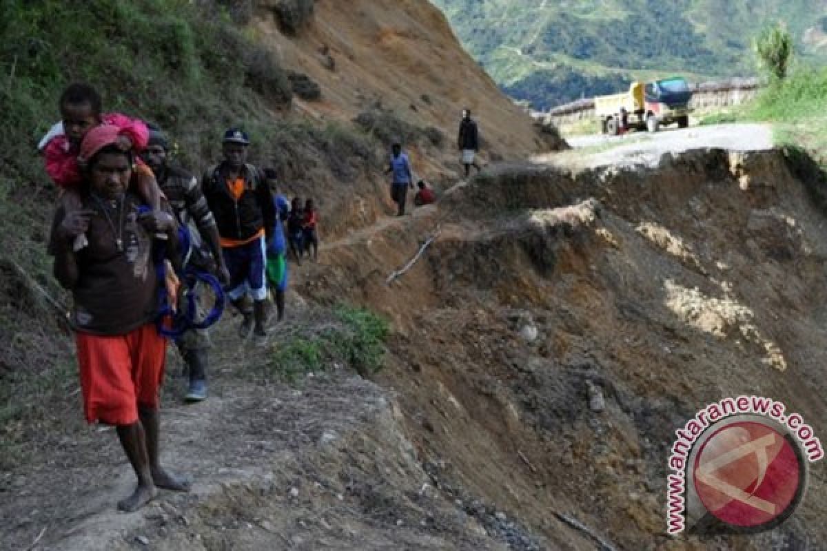 12 orang tertimbun longsor di Jayapura