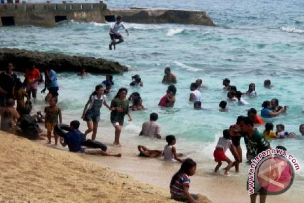 Objek Wisata Pantai di Ambon  Ramai Pengunjung