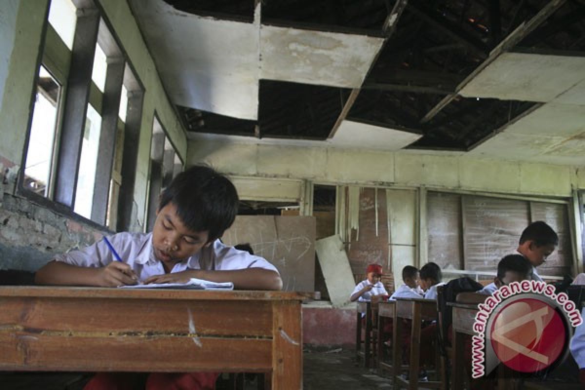 977 ruang kelas di Pasuruan rusak berat