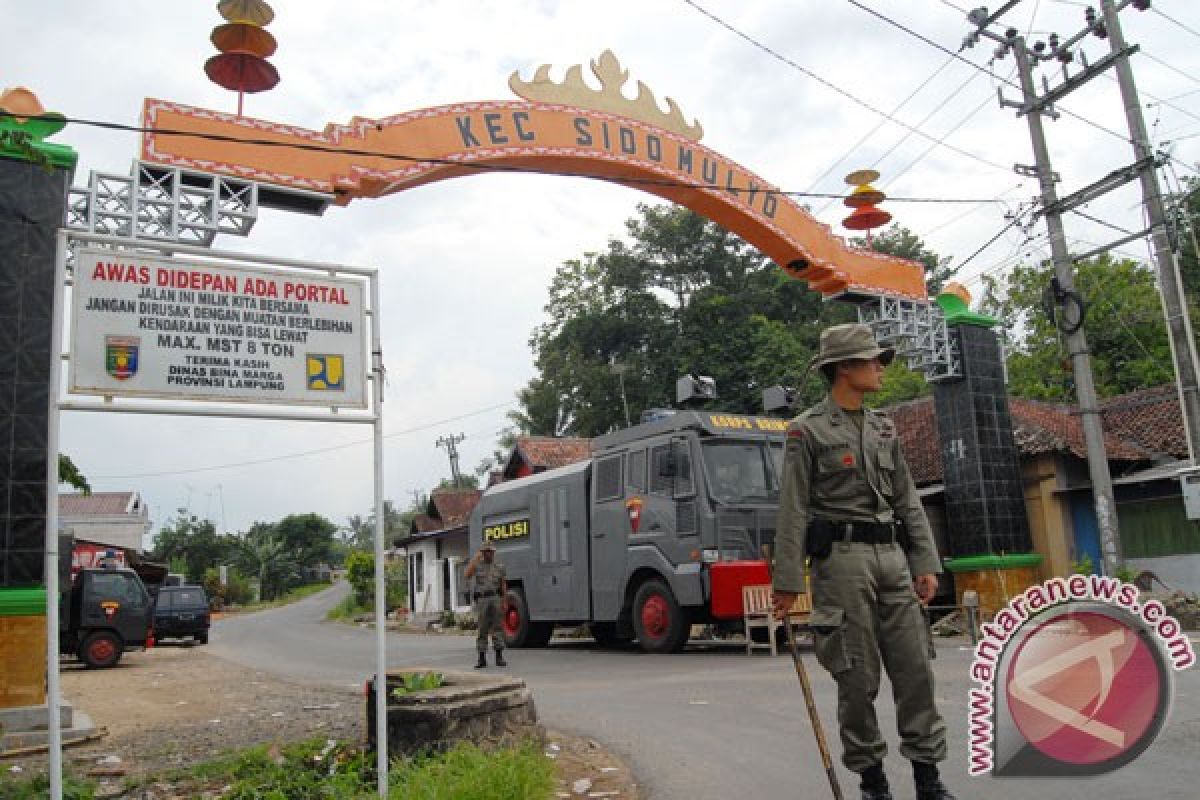 Polisi amankan jalur lintas Sumatera di Sidomulyo Lampung 