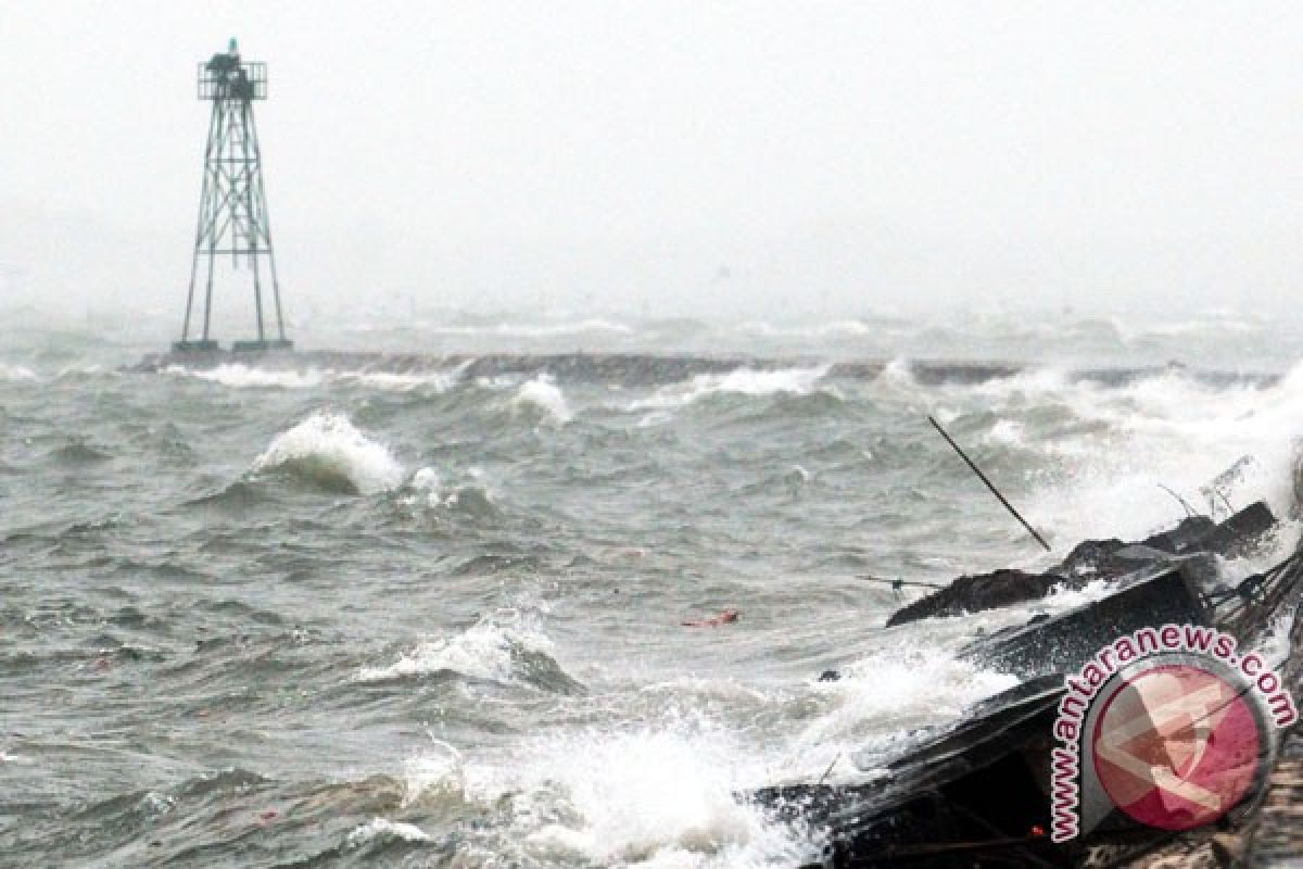 BMKG: waspadai gelombang tinggi di perairan Lampung