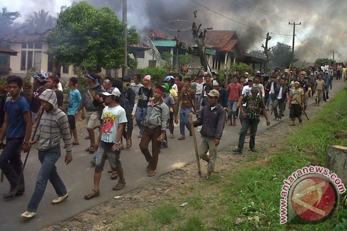 Massa bakar 60 rumah di Sidomulyo Lampung
