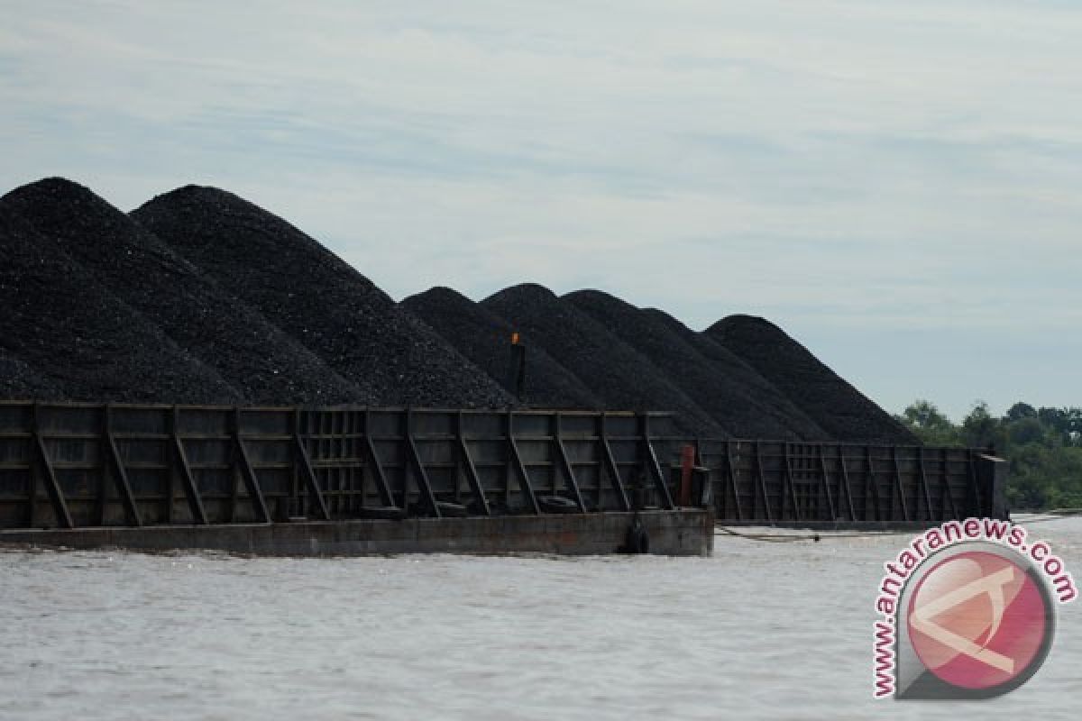 Tongkang bermuatan 12.000 metrik ton batubara terbakar di Pacitan