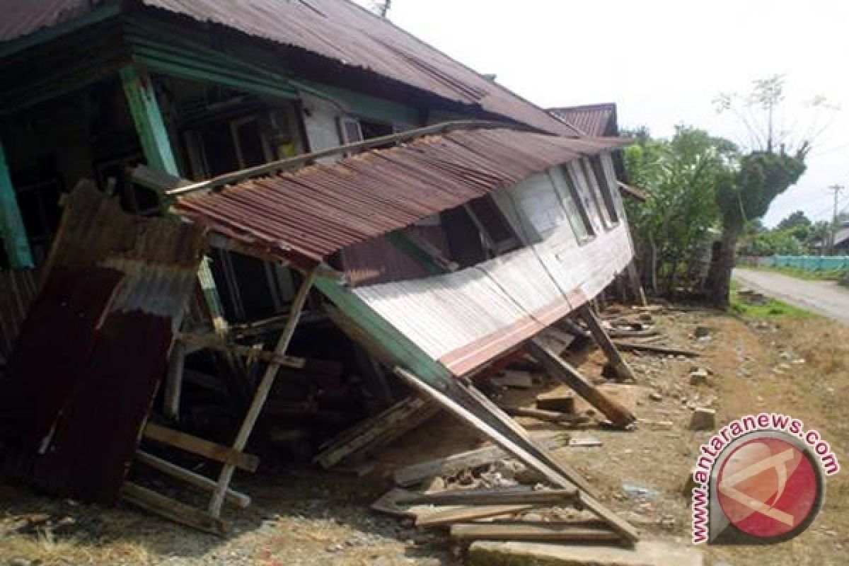 Rumah di bener meriah roboh akibat gempa