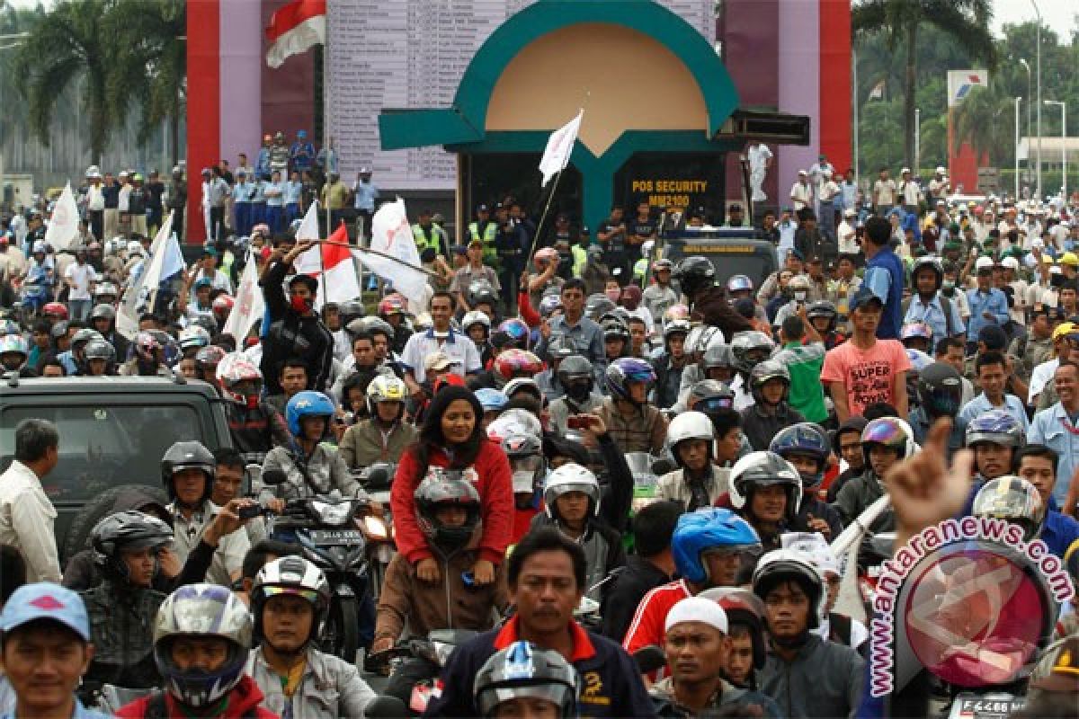 Laborers in Jakarta and its buffer zone towns to hold joint strikes 