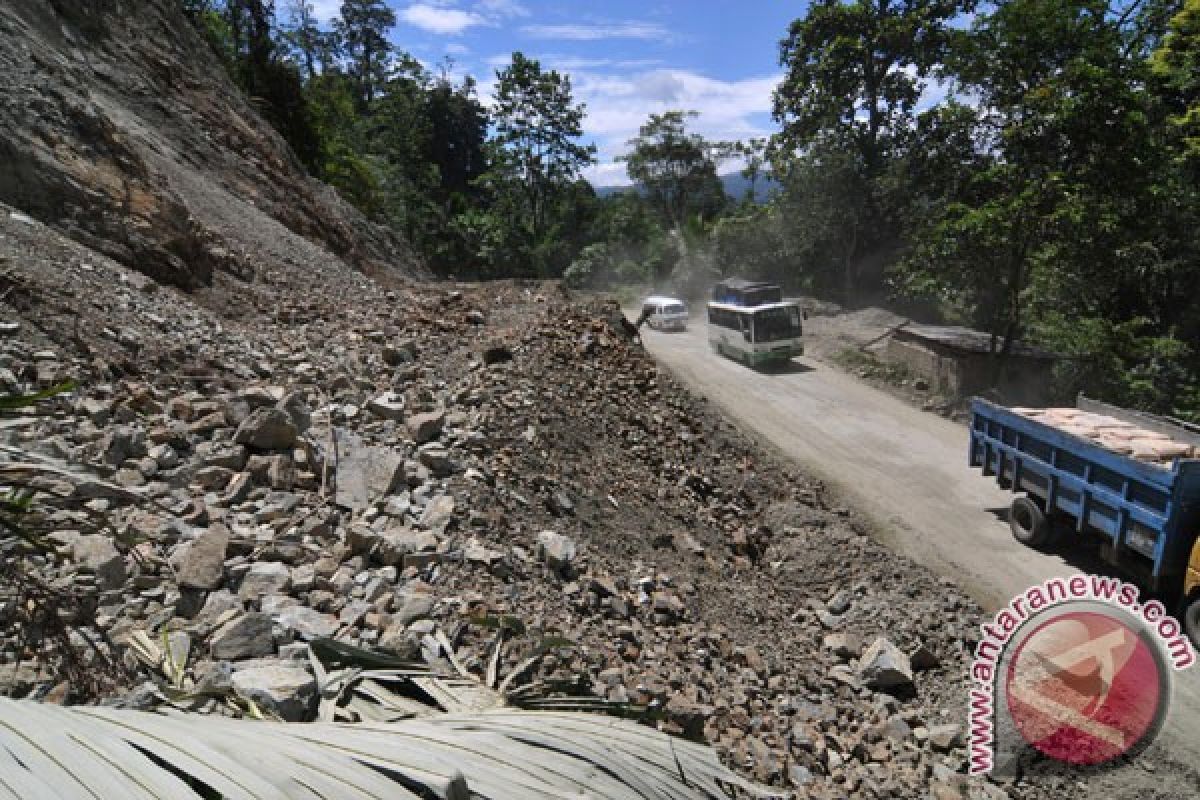 Jalan Trans Sulawesi di Salugatta rawan longsor 