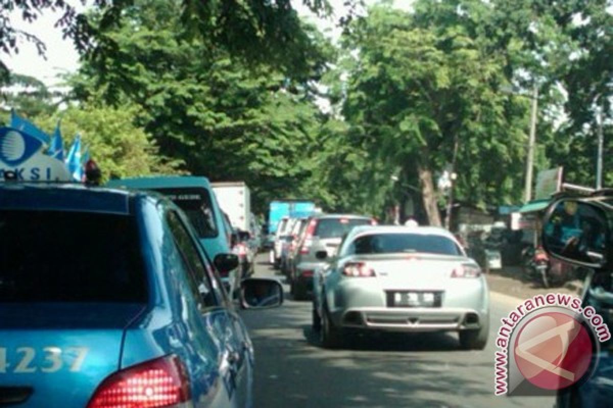Pengendara memilih keluar tol Jakarta-Cikampek hindari macet
