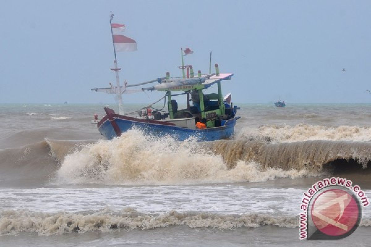 Seorang nelayan Merak menghilang diterjang ombak besar