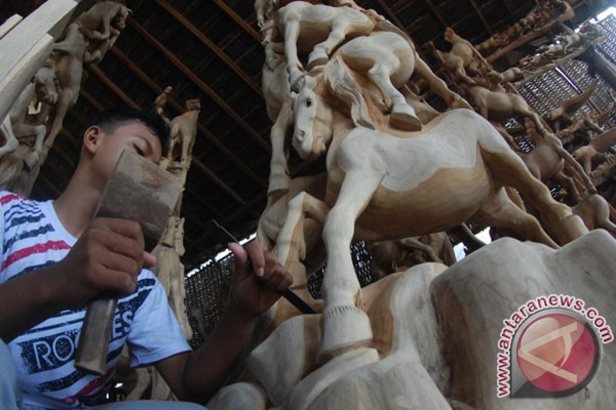 Warga Rejang Lebong belajar mengukir kayu ke Jepara