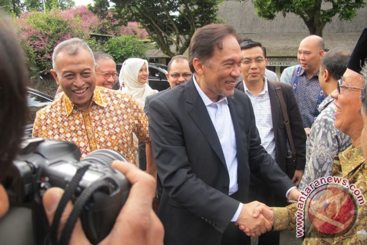 Tentang Anwar Ibrahim, Malaysia dan Indonesia