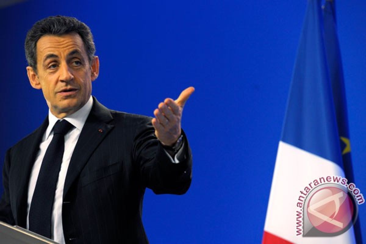 France votes as Sarkozy era hangs by thread