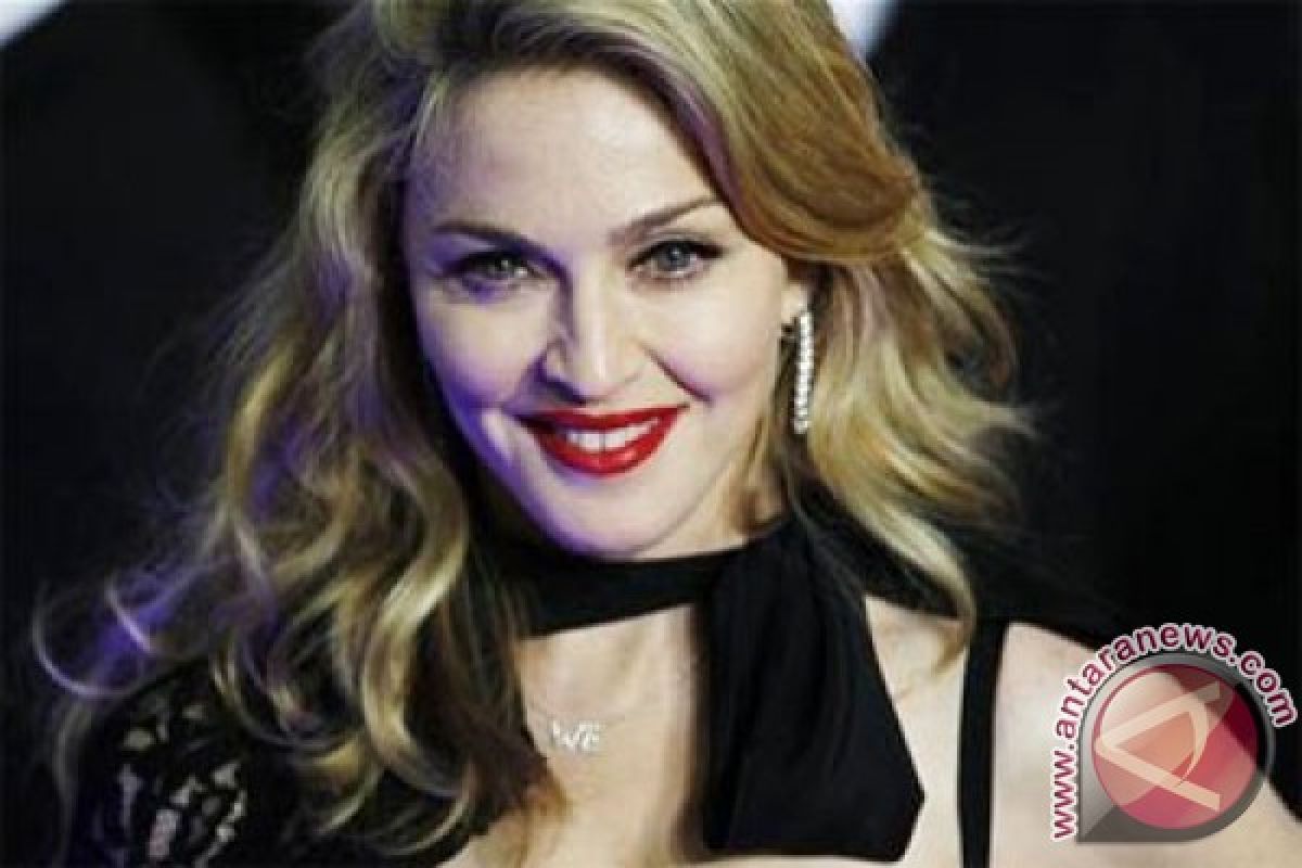 Madonna backs Obama, literally