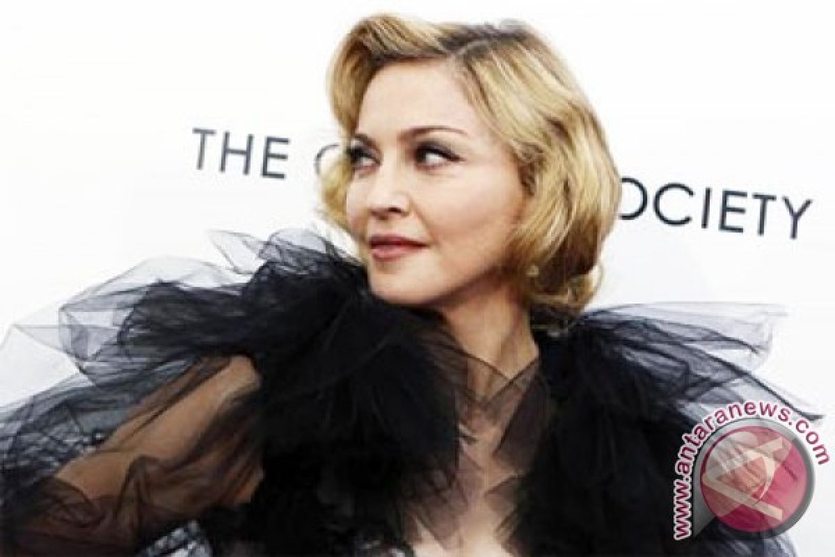 Madonna dikabarkan duet dengan Kanye West dalam "Highlights"