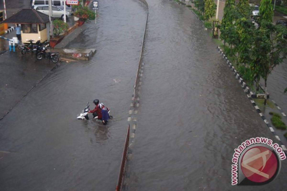 Sejumlah ruas jalan di Samarinda tergenang