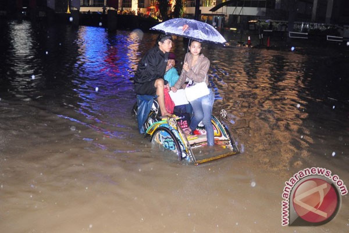 BMKG memprediksi Jumat siang sampai malam Cirebon diguyur hujan