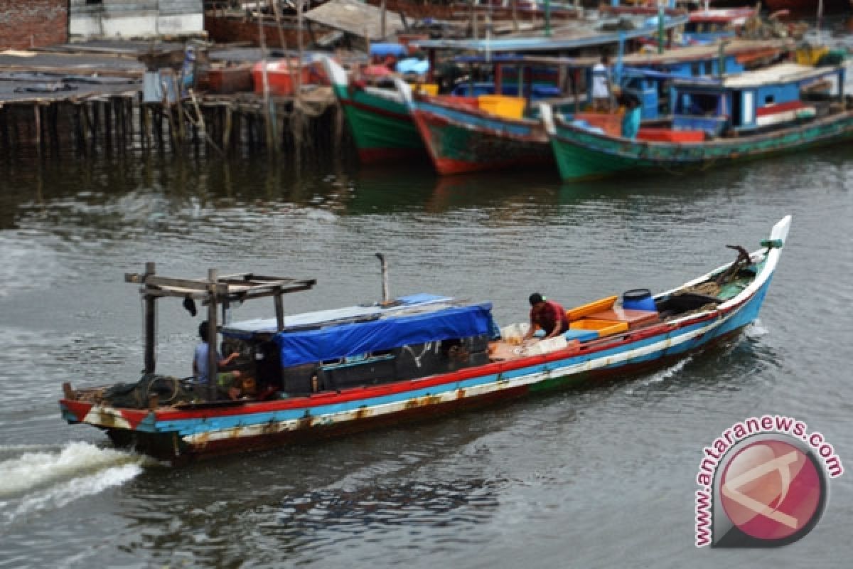 Nelayan Mukomuko tidak melaut karena ombak besar