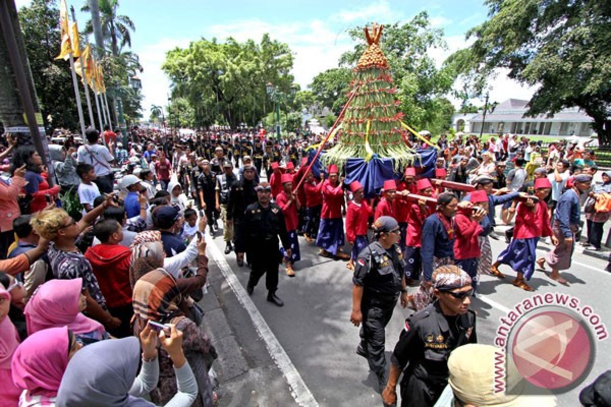 Gunungan Grebeg Maulud menarik ribuan warga di Yogyakarta