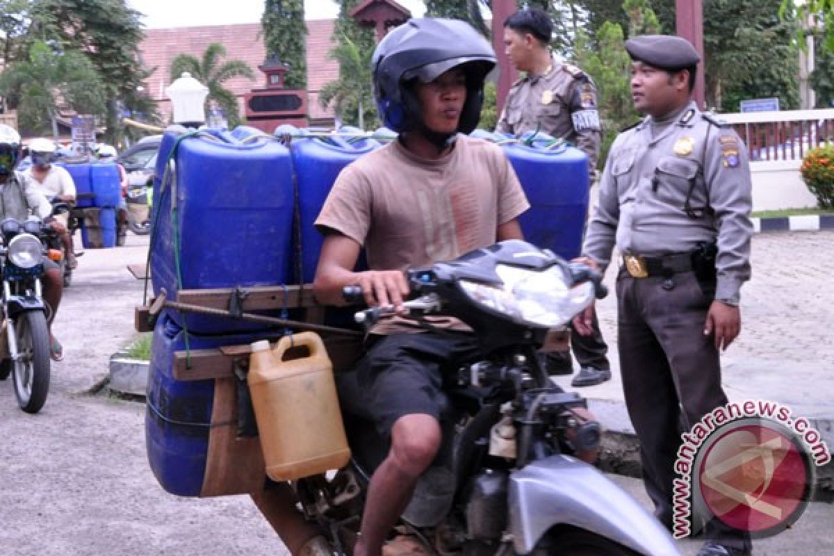 Dumai farmers to continue buying fuel in jerry cans