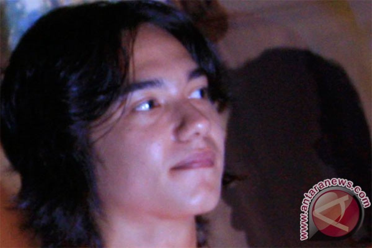 Bimbim Slank pinjamkan baju ke Adipati Dolken