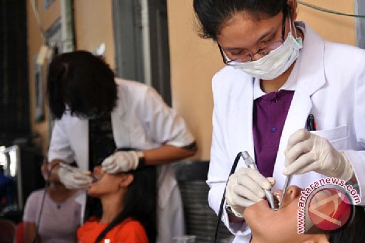 Ilmuwan Jepang kuliahi dokter gigi se-Surabaya