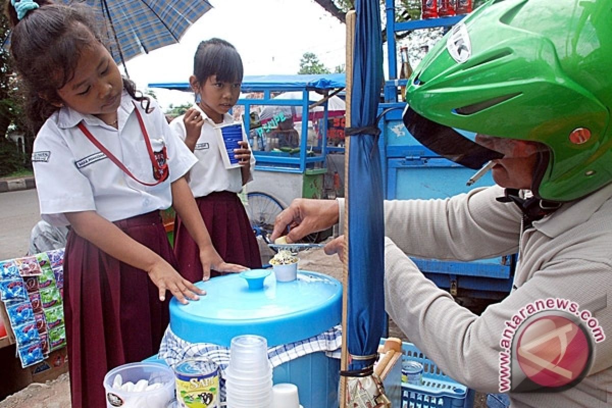 Dinkes Mukomuko periksa jajanan anak di sekolah