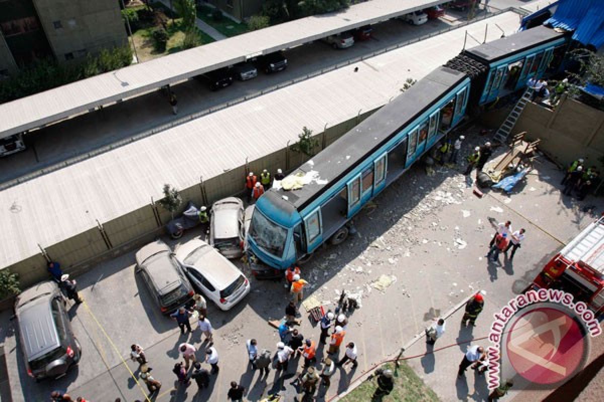 Jalur kereta bawah tanah ambruk, lima orang terkubur