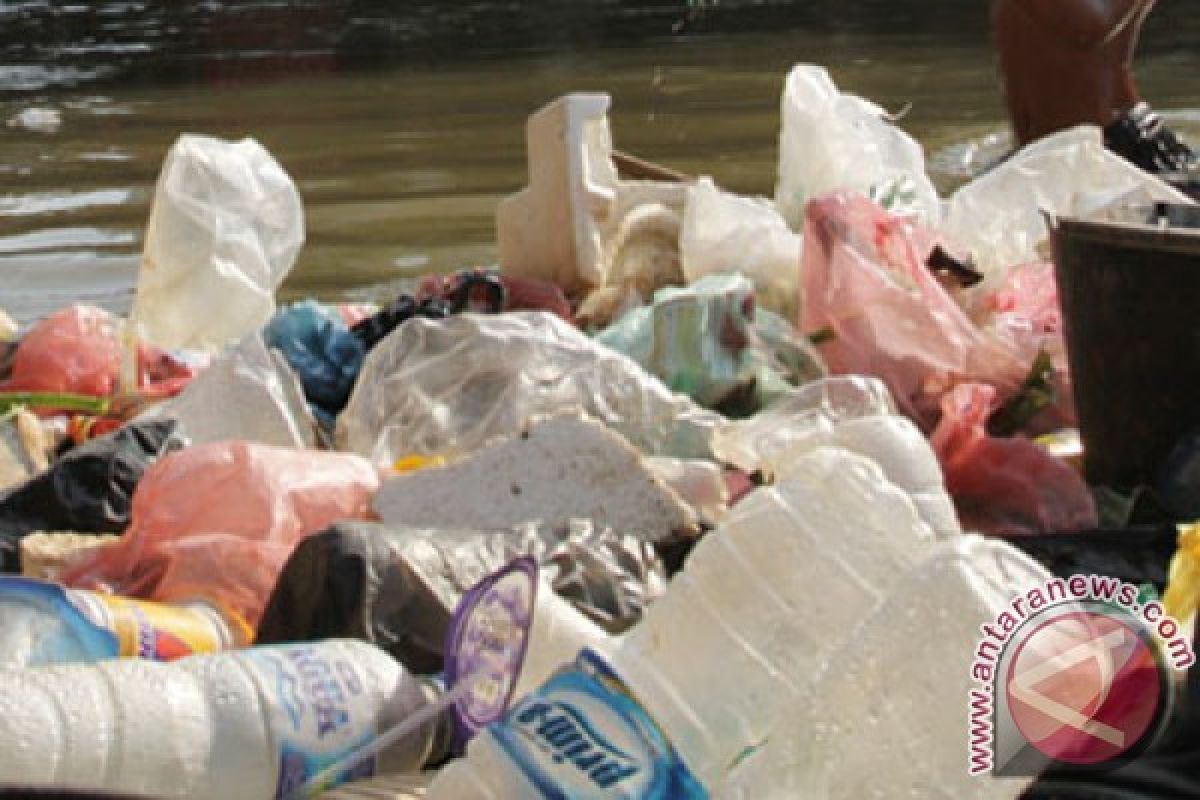 Mahasiswa "sulap" sampah plastik jadi karya seni