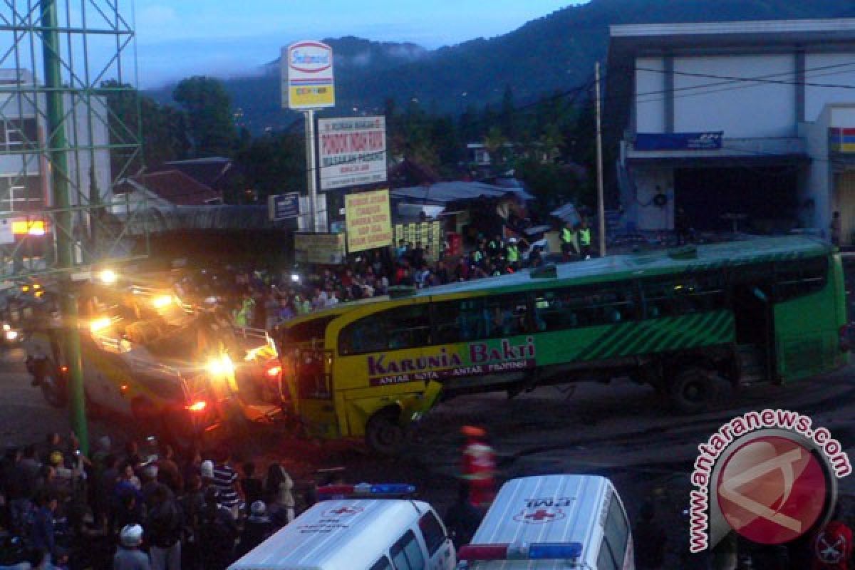 Twenty-six fatalities in two bus accidents in West Java