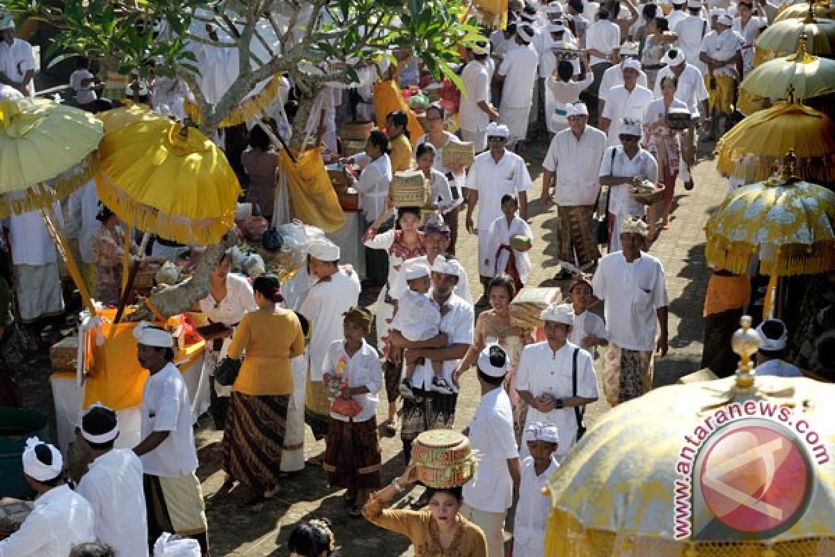 Jelang Galungan  banyak masyarakat ke lembaga peminjam dana