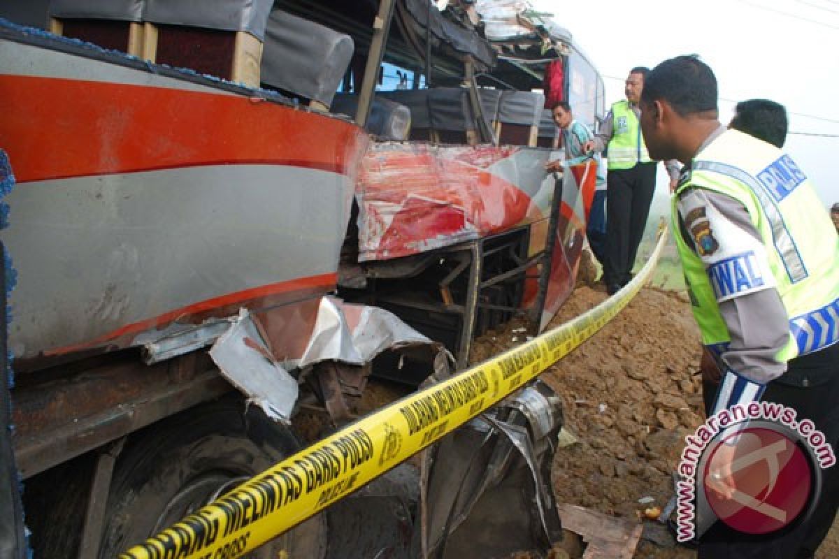 Kecelakaan bus tewaskan lima belas orang 