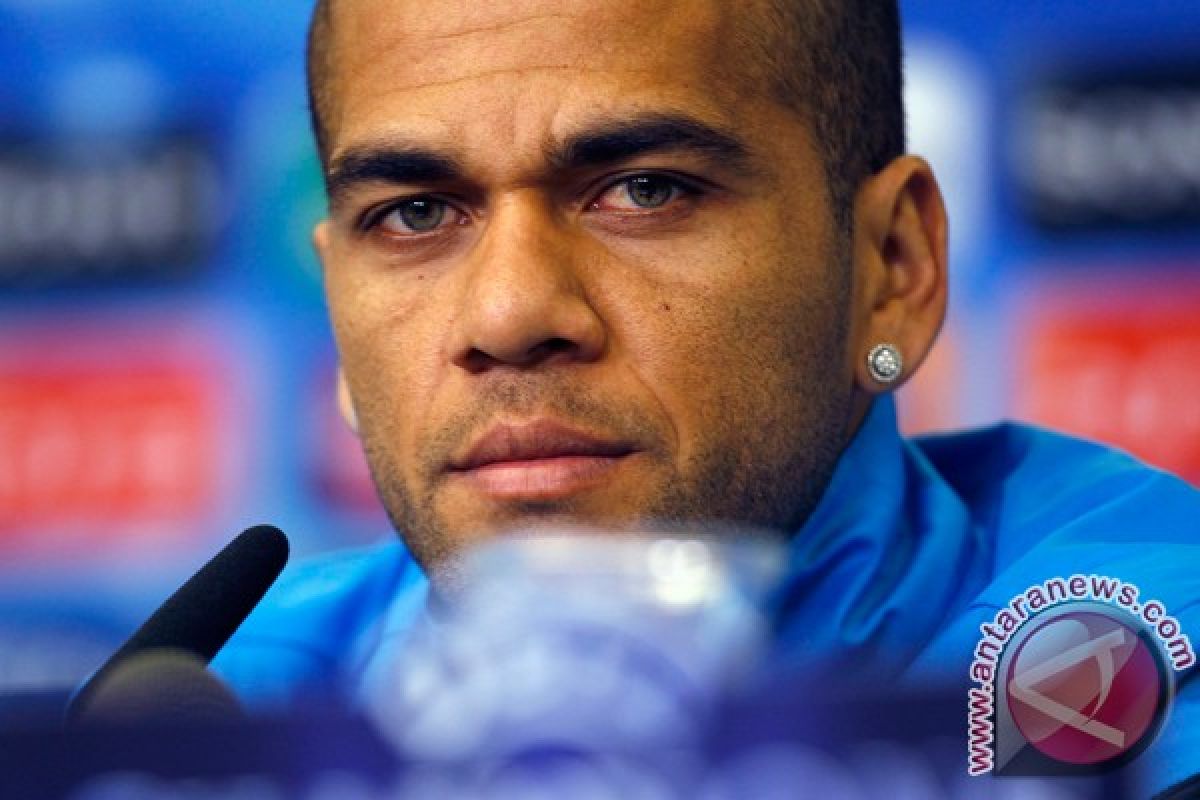 Alves pertanyakan dukungan suporter Barca