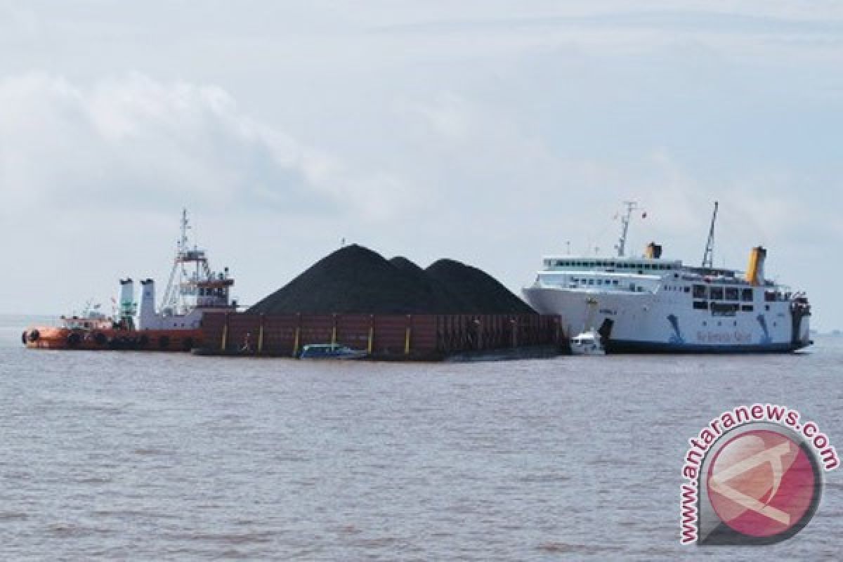 Tiang utama Jembatan Kapuas ditabrak kapal ponton