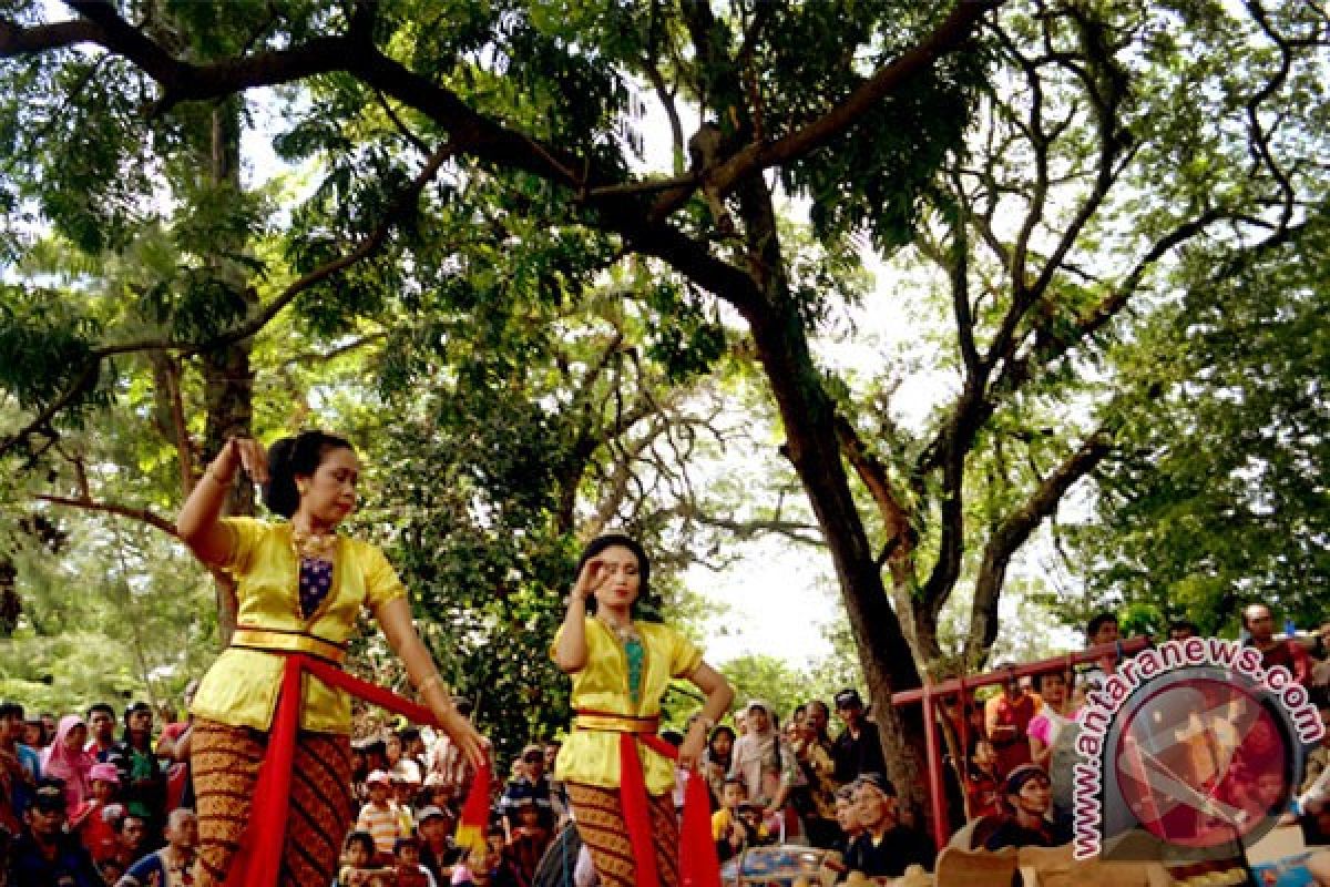 Wisatawan asing menari tayub di Gelar Budaya Merapi