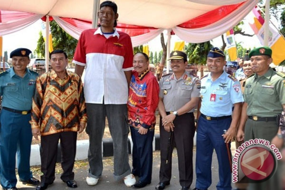 Manusia tertinggi di Indonesia meninggal dunia