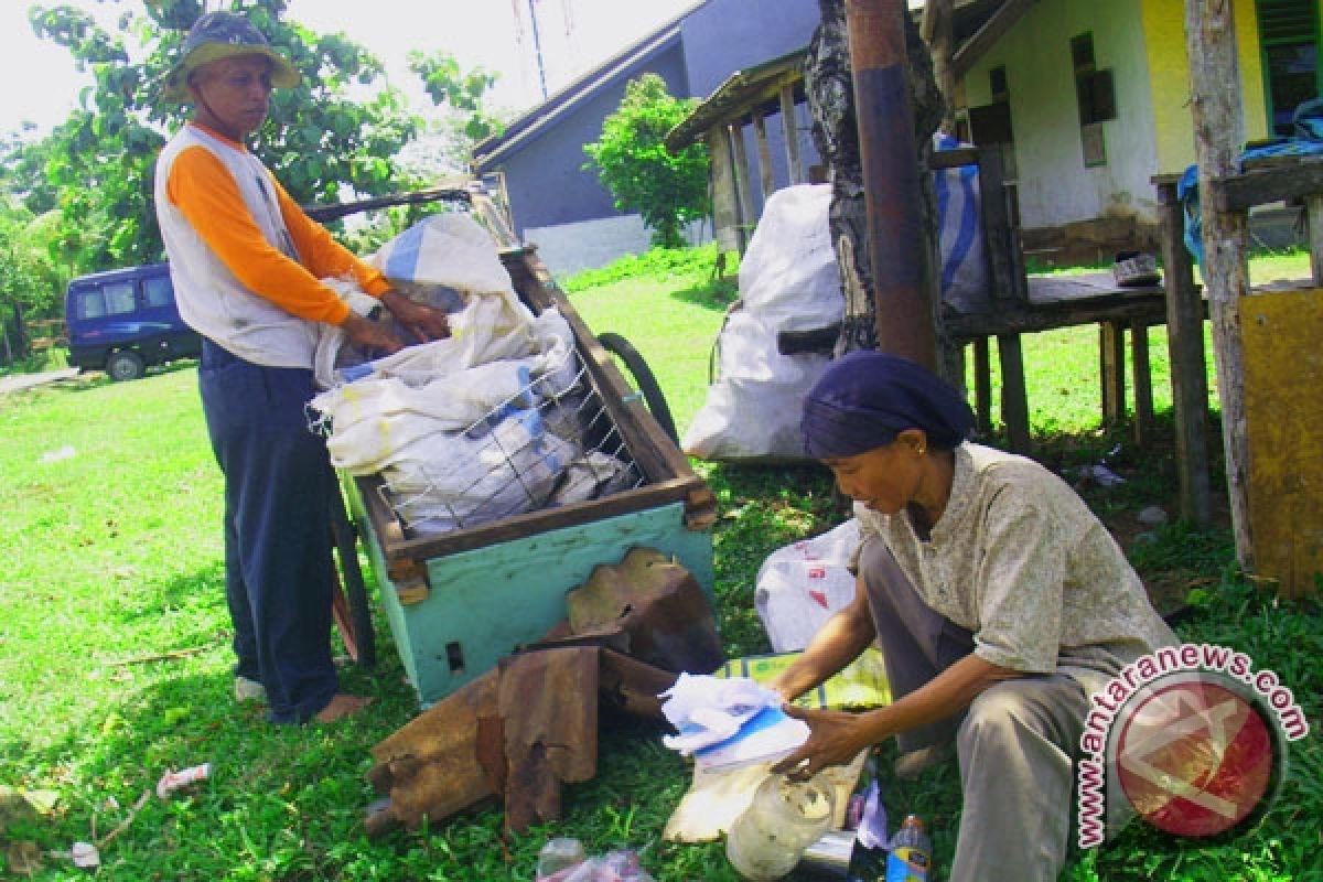 Sepasang keluarga pemulung bekerja dengan  prinsip kejujuran