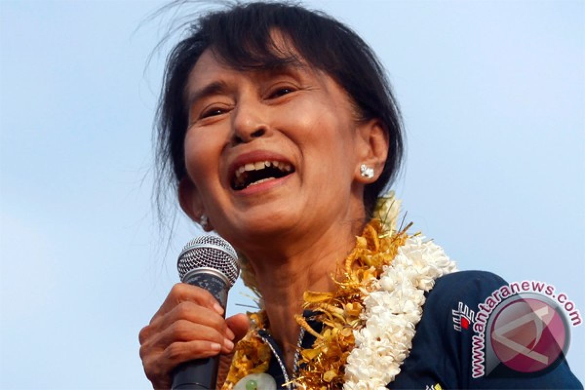 Suu Kyi says Myanmar officials censored speech