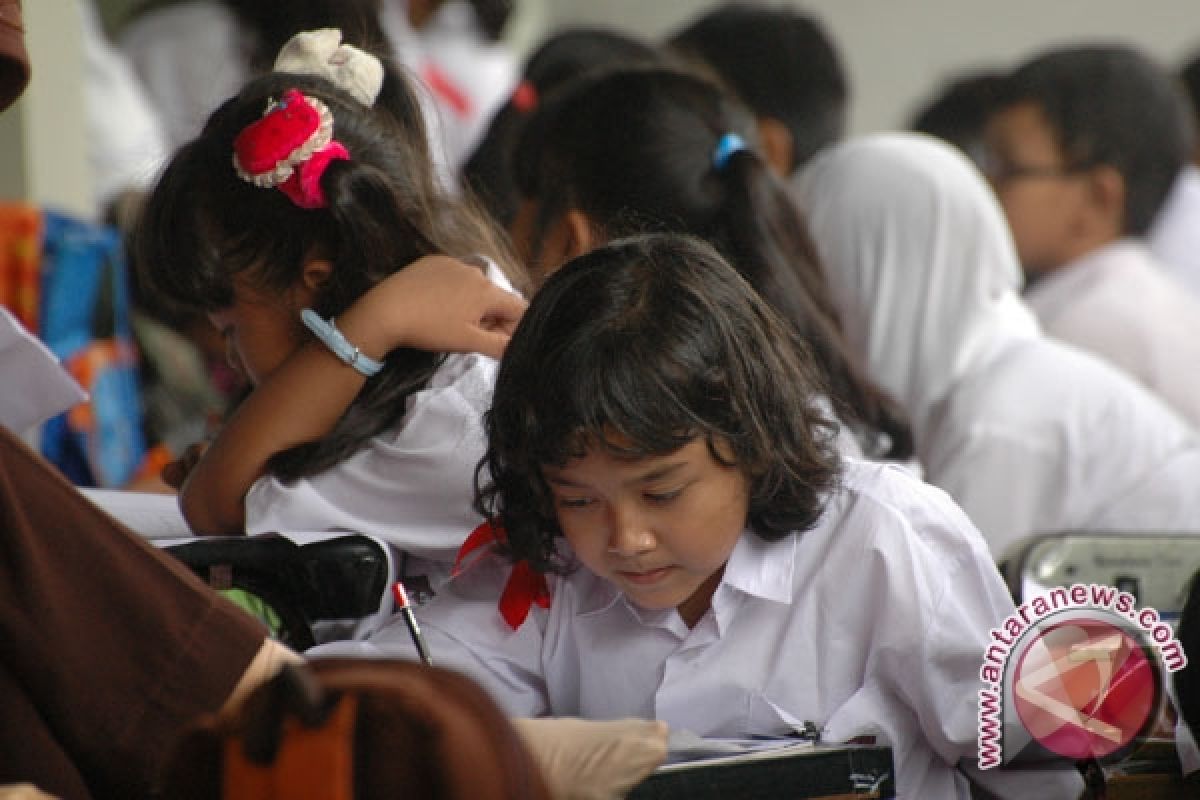 Calon siswa baru daftar sekolah unggulan 