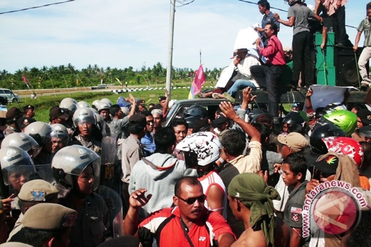 Petani Suku Anak Dalam berunjukrasa