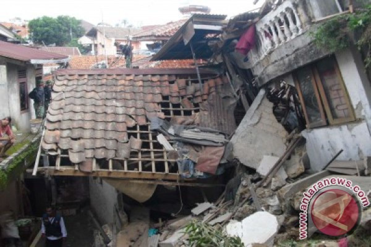 Landslide hits four houses in Bogor