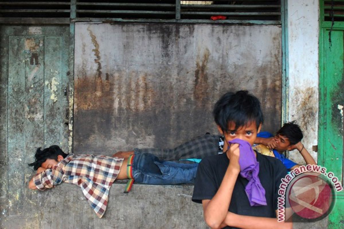 Polisi angkut empat anak asyik ngelem di bawah jembatan