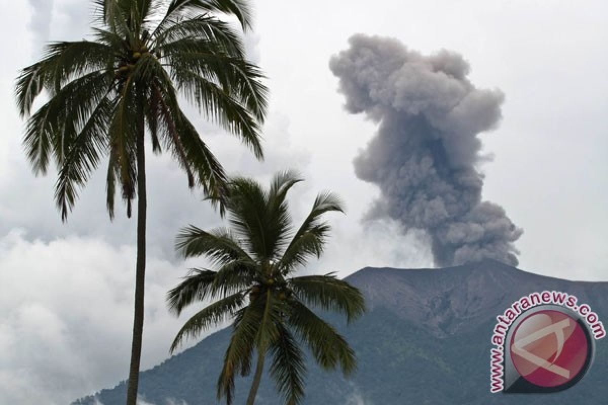 Mt Marapi spews thin grey smoke